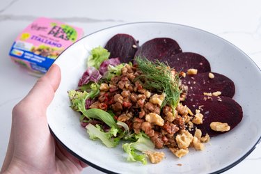 Rýchly šalát s cviklou a vegánskym ,,tuniakovým” šalátom