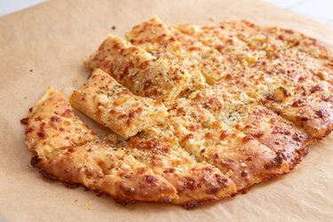 Jednoduchý cesnakový flatbread (bez lepku)