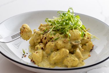 Gnocchi s kuracím mäsom v nivovej omáčke (z 1 woku)