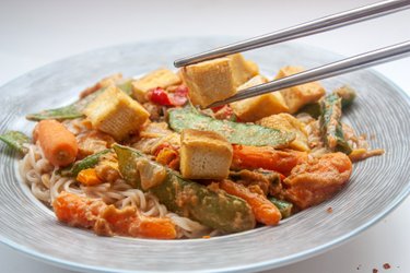 Rezance s tofu v arašidovej omáčke (do 5 surovín)