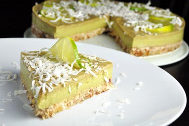 Raw limetkovo-avokádová torta