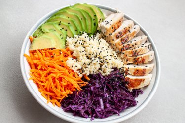 Kuracia poke bowl z 5 surovín
