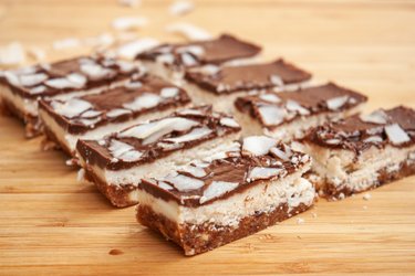 Nepečené brownie tyčinky s kokosom