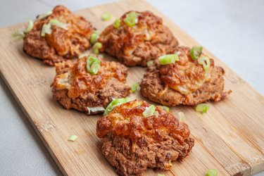 Syrovo-cesnakové karbanátky z 5 surovín (plné bielkovín)