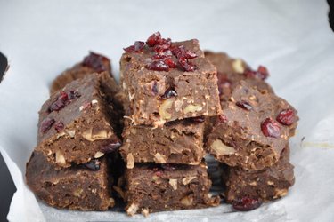 Fazuľové brownies s brusnicami, kokosom a orechami (bez múky)