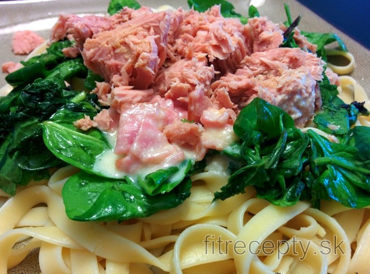 Cestoviny fettuccine s kelom, špenátom a tuniakovou omáčkou