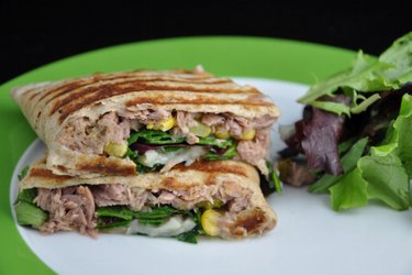 Preložená celozrnná placka alebo tortilla plnená tuniakovou zmesou