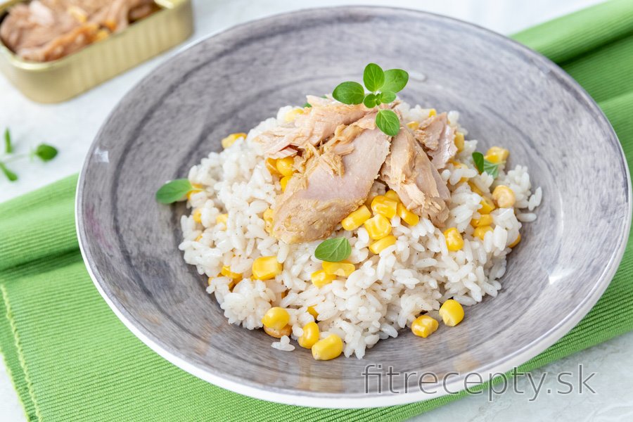 Hnedá ryža s tuniakom a kukuricou