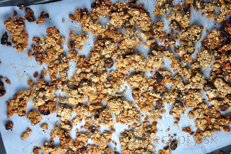 Chrumkavé zapekané musli (granola) z ovsených vločiek, pohánky a quinoy