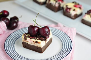 Zdravý brownie cheesecake s čerešňami