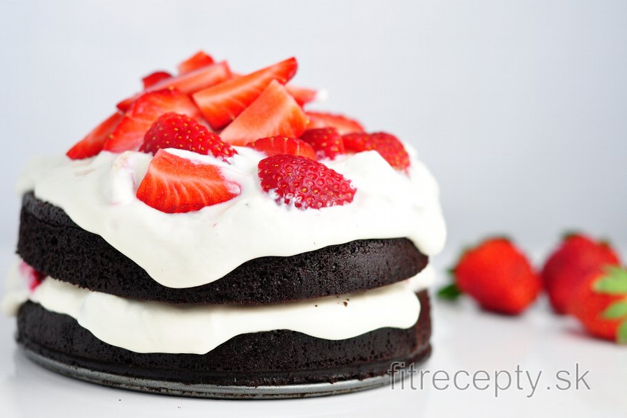 Zdravá kakaová torta bez múky s tvarohovo-jahodovým krémom