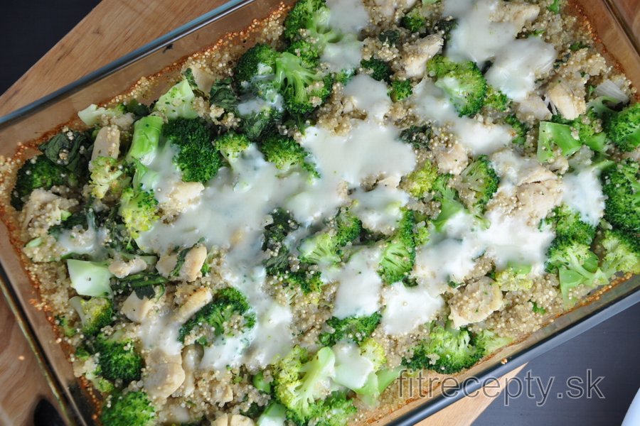 Zapekaná quinoa s brokolicou a kuracím mäsom