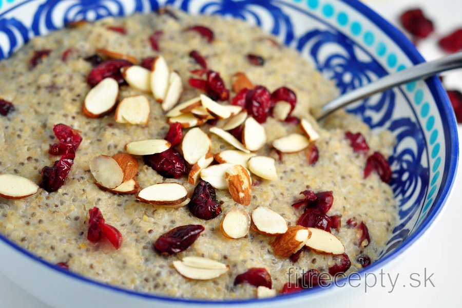 Mliečny bulgur s chia semienkami a brusnicami