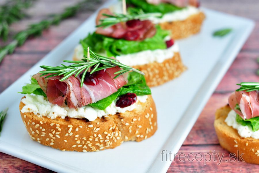 Bruschetta s ricottou, prosciuttom, brusnicami a rozmarínom