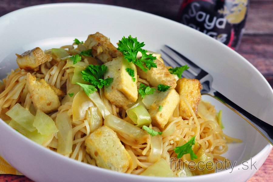 Chow mein s dusenou kapustou a opečeným tofu