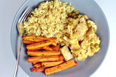Kuracie prsia s tofu, hráškom, mrkvovými hranolkami a kari ryžou
