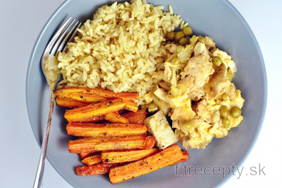 Kuracie prsia s tofu, hráškom, mrkvovými hranolkami a kari ryžou