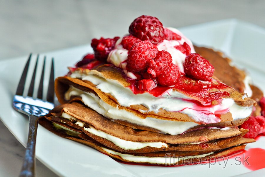 Špaldové čoko palacinky s ricottou a horúcimi malinami