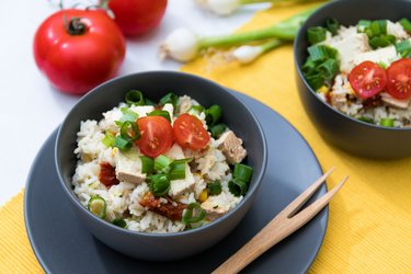 Perfektné tofu rizoto s parmezánom, sušenými paradajkami a cuketou