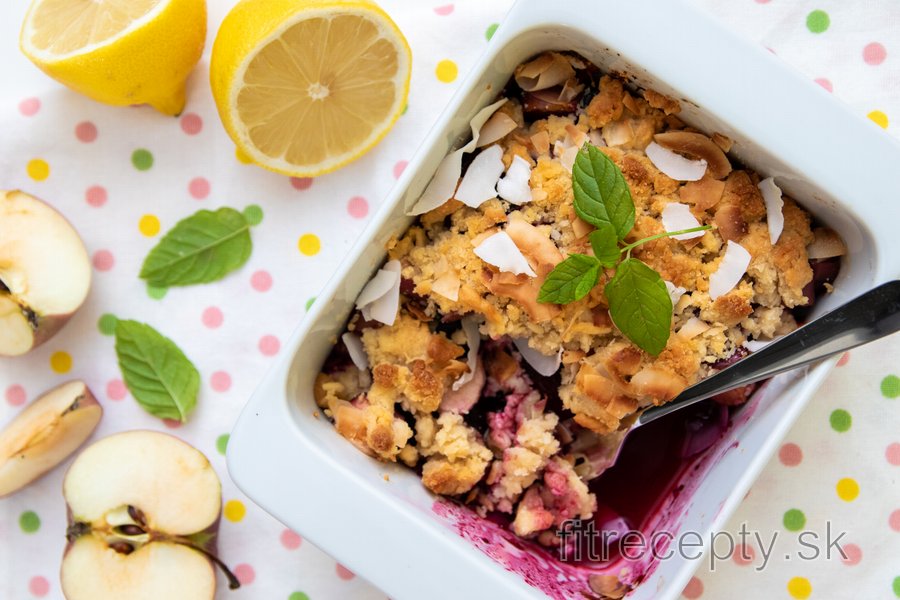 Zdravý slivkovo-jablkový crumble