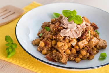 Zdravý cícerovo-quinoový tanier s tofu