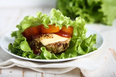 Low carb šalátový cheeseburger