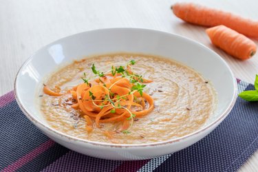 Zdravá zelerová polievka s mrkvou a batátom
