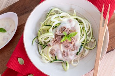 Low carb cuketové rezance so syrovou omáčkou a tuniakom