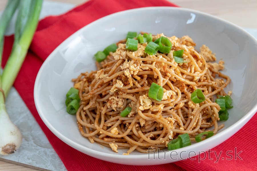 Špagety s opečeným tofu a pestom zo sušených paradajok