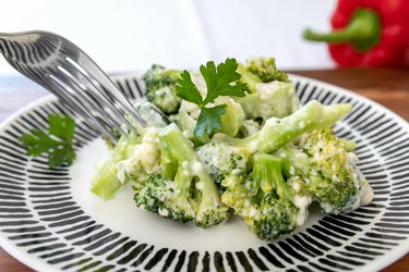 Jednoduchá brokolica s bryndzou a cesnakom
