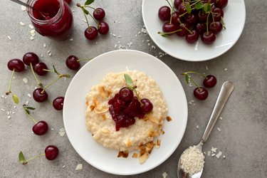 Jednoduchá fitness mliečna ryža s višňami