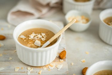 Vegan puding so slaným karamelom