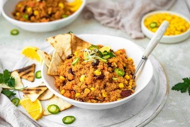 Vegánske "chilli con carne" s quinoou a sladkým zemiakom