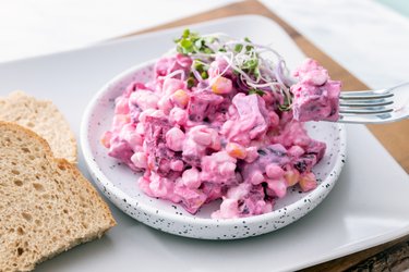 Rýchly fit cviklový šalát s cottage cheese a cesnakom